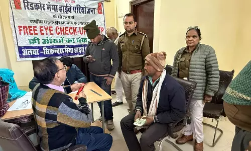Alwar: राष्ट्रीय सड़क सुरक्षा माह के दूसरे दिन वाहन चालकों की नेत्र जांच की गई
