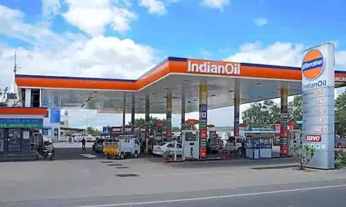 Sangareddy में स्वयं सहायता समूह की महिलाएं पेट्रोल पंप चलाने को तैयार