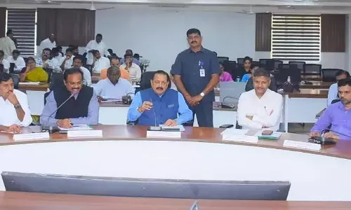 Union Minister ने प्राथमिक स्वास्थ्य केंद्र में चिकित्सा सेवाओं के बारे में जानकारी ली Union Minister ने प्राथमिक स्वास्थ्य केंद्र में चिकित्सा सेवाओं के बारे में जानकारी ली