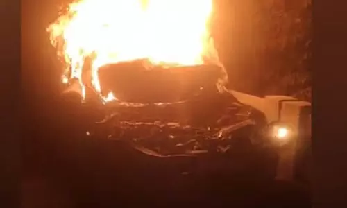 Assam: तेज गति से टक्कर के बाद वाहन में लगी आग, एक की मौत Assam: तेज गति से टक्कर के बाद वाहन में लगी आग, एक की मौत