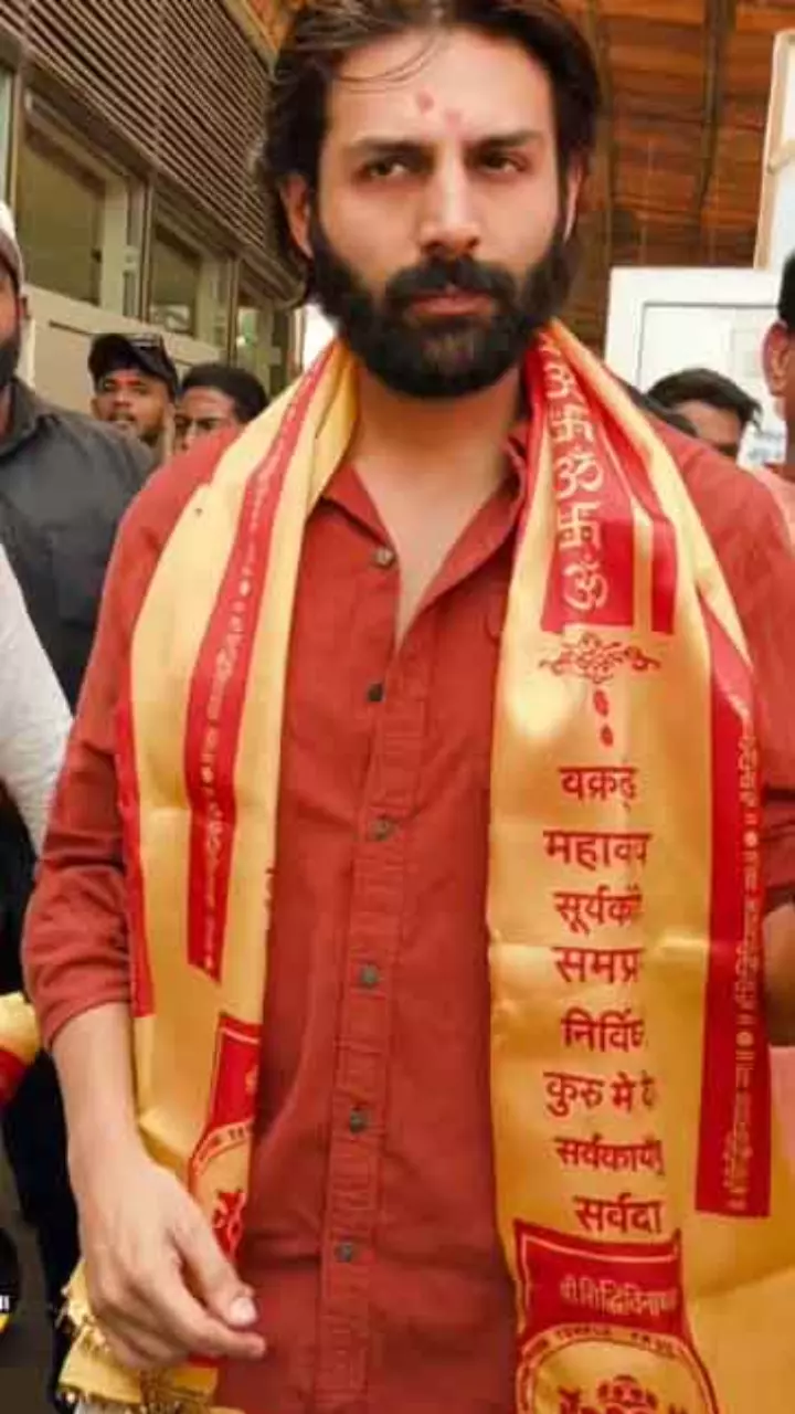 सिद्धिविनायक मंदिर पहुंचे कार्तिक आर्यन