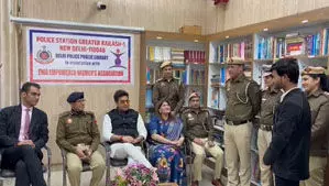 दिल्ली: आशुतोष राणा ने पुलिस स्टेशन में चल रही लाइब्रेरी का किया दौरा, बच्चों से की मुलाकात