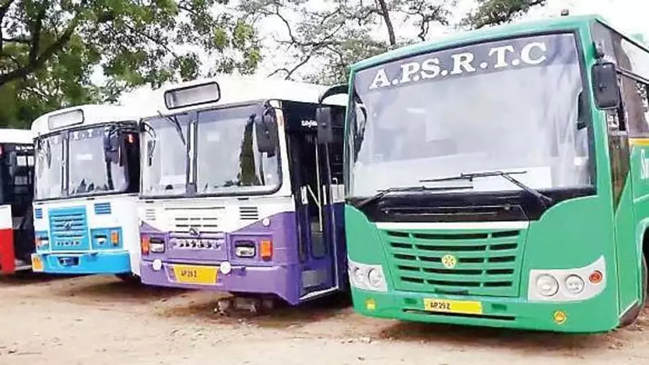 CM चंद्रबाबू नायडू संक्रांति से मुफ्त बस यात्रा शुरू करने के इच्छुक, RTC अधिकारियों ने समय मांगा CM चंद्रबाबू नायडू संक्रांति से मुफ्त बस यात्रा शुरू करने के इच्छुक, RTC अधिकारियों ने समय मांगा