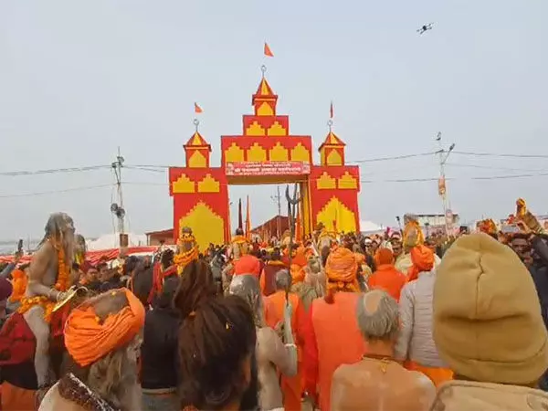 महादेव के जयकारों और आध्यात्मिक उत्साह के साथ अखाड़े महाकुंभ मेले के लिए Prayagraj पहुंचे