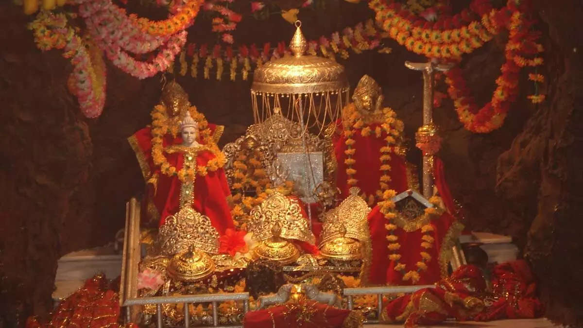 Maa Vaishno Devi के दर्शन से पहले जरूर अर्धकुंवारी मंदिर में टेकें मत्था, जाने पौराणिक कथा