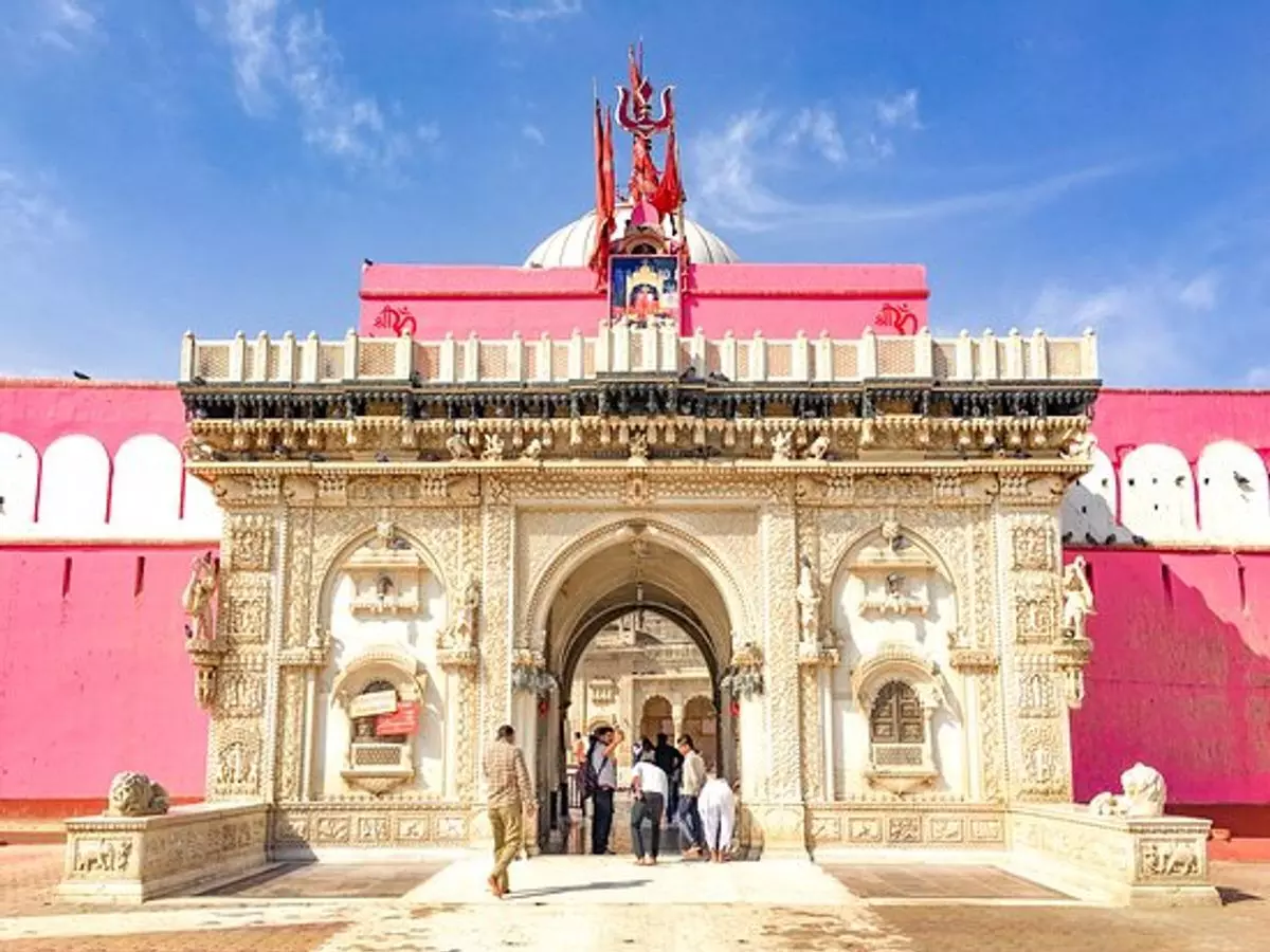 Karni Mata Temple: माता रानी का ये मंदिर है रहस्यों से भरा, चमत्कारों के आगे विज्ञान भी फेल