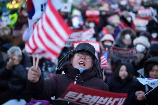 South Korea के महाभियोग की घोषणा के बाद राष्ट्रपति ने चौदह तक की पैदल यात्रा की