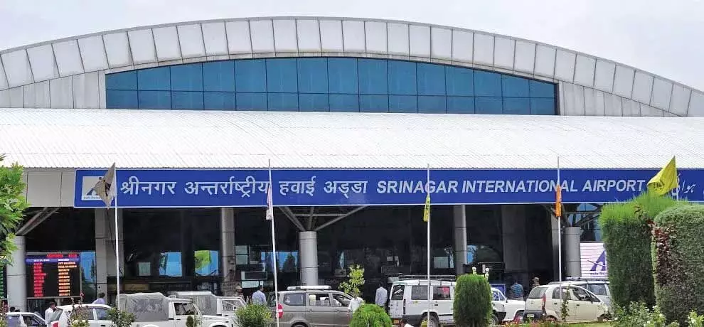 घने कोहरे के कारण Srinagar अंतरराष्ट्रीय हवाई अड्डे पर उड़ान परिचालन बाधित