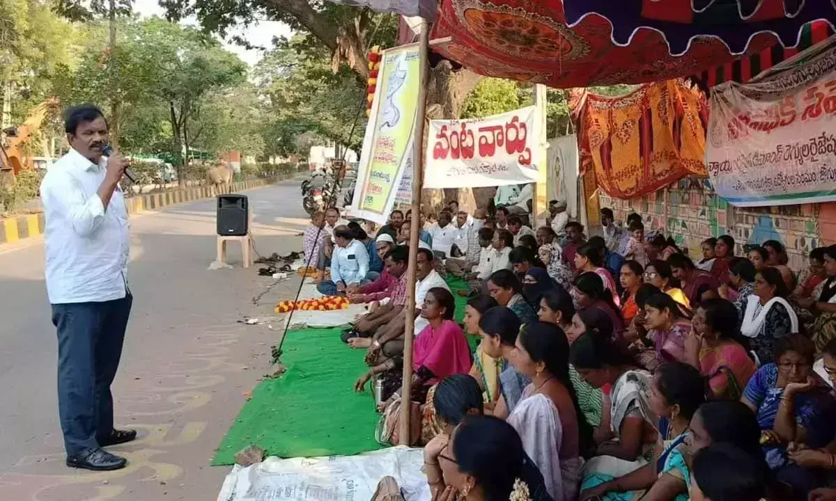 समग्र शिक्षा मिशन के कर्मचारियों ने अनोखे विरोध के साथ अनिश्चितकालीन हड़ताल जारी रखी