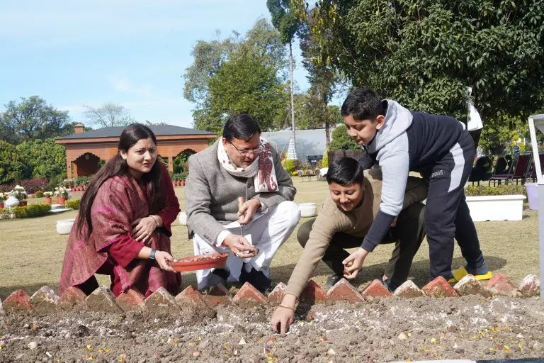 Dehradun: सीएम धामी ने  पत्नी और बच्चे के साथ मुख्यमंत्री आवास में किया ट्यूलिप बल्ब का रोपण