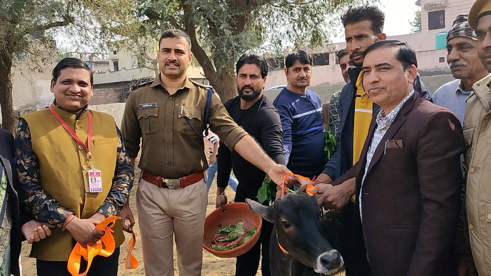 Jhunjhunu: सड़क सुरक्षा माह परवाह थीम पर गौवंश व श्वान के लगाए रेडियम नेकबेल्ट