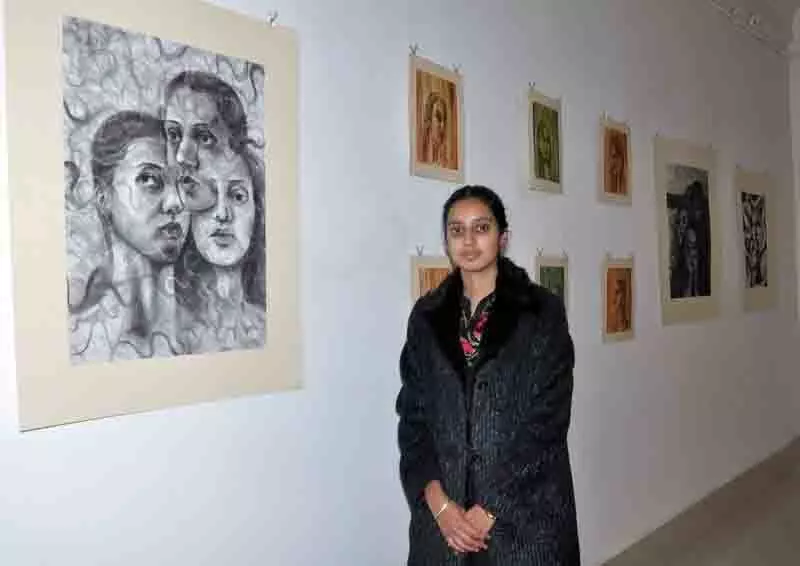 Artist की एकल प्रदर्शनी में लकड़ी को उपकरण के रूप में इस्तेमाल करते हुए चित्रांकन किया