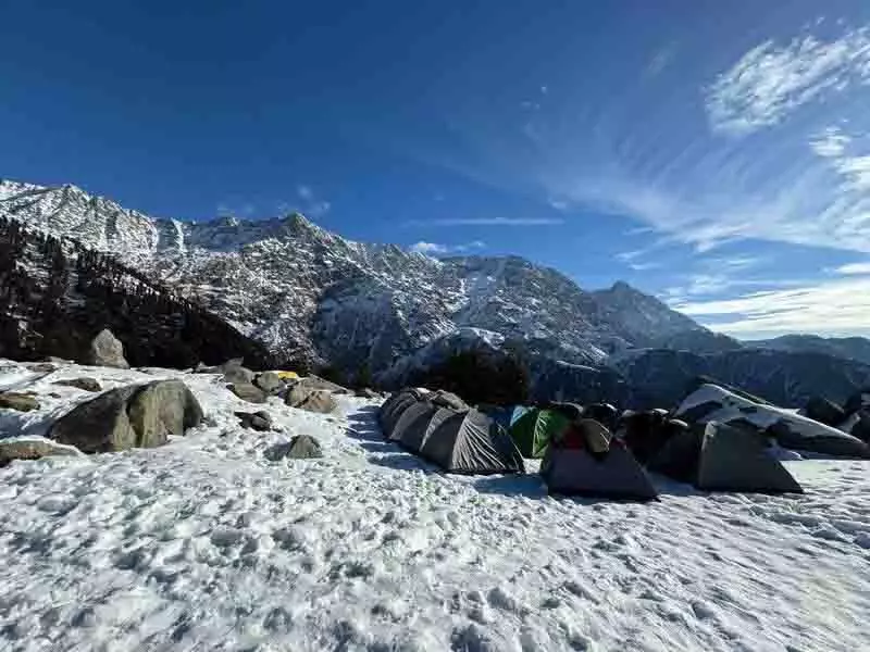 Triund की ट्रैकिंग पर प्रतिबंध को लेकर होटल व्यवसायियों और प्रशासन में तकरार