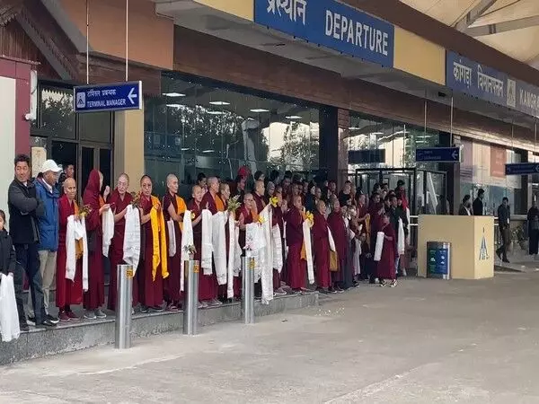 Dalai Lama के कर्नाटक रवाना होने पर अनुयायियों ने उन्हें विदाई दी