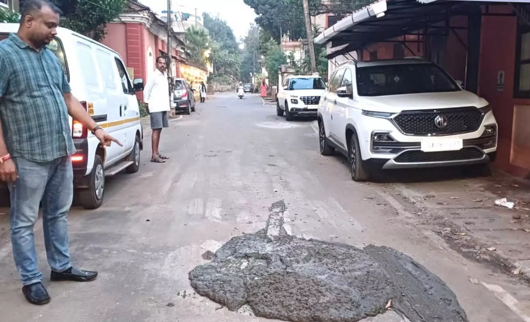 Komba के स्थानीय लोगों ने सीवेज चैंबर के ओवरफ्लो होने पर हंगामा मचाया