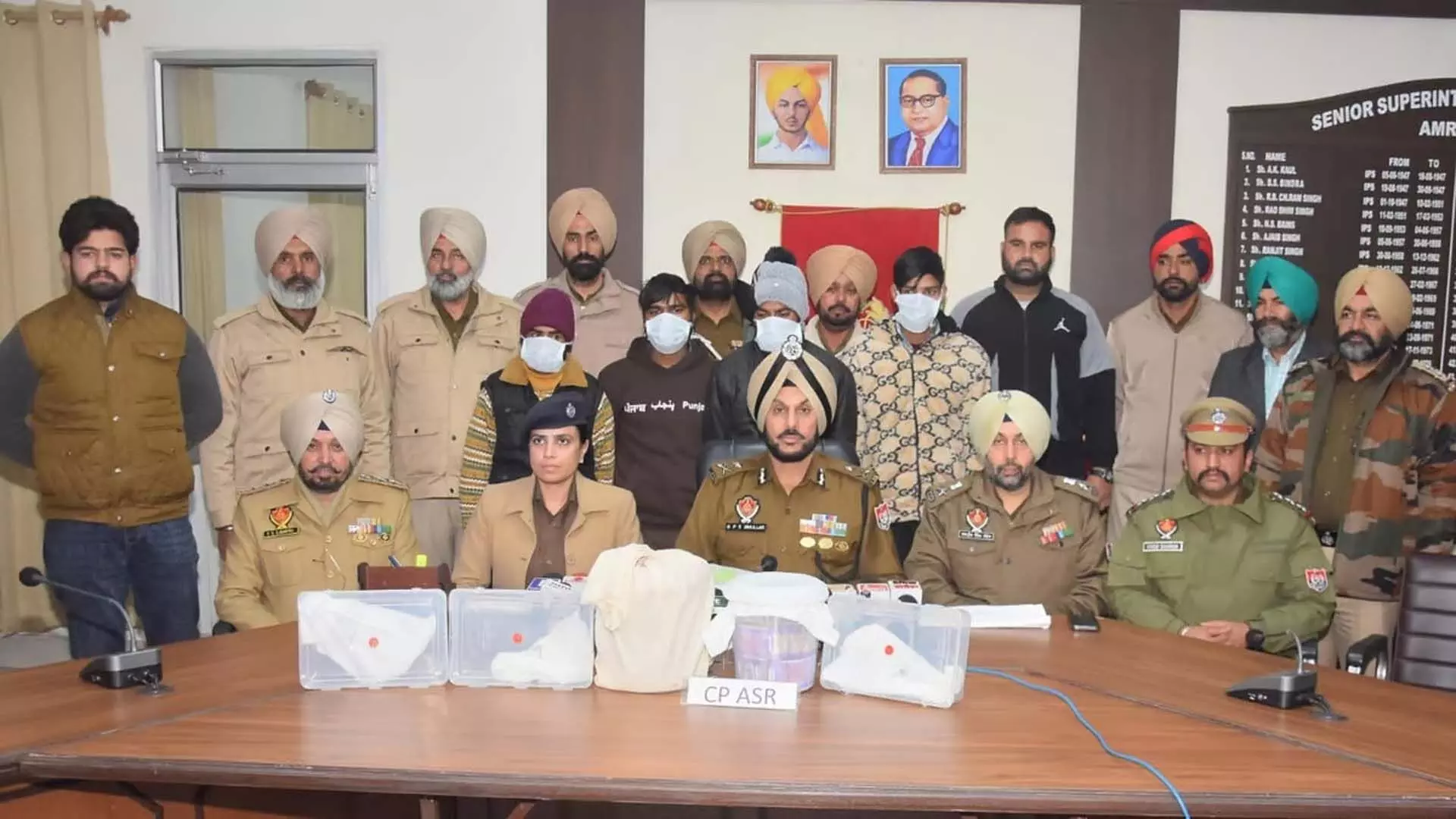 Punjab: पुलिस ने सीमा पार से मादक पदार्थ और हथियार तस्करी गिरोह का भंडाफोड़ किया