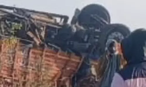 Gwalior: अनियंत्रित कंटेनर पलटा, केबिन में फंसा चालक Gwalior: अनियंत्रित कंटेनर पलटा, केबिन में फंसा चालक