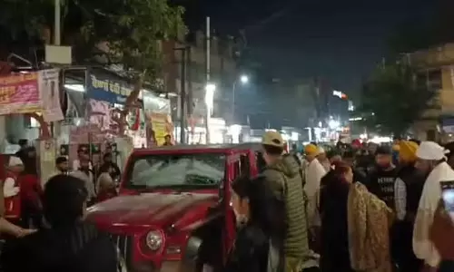 Jaipur: सिख समुदाय के नगर कीर्तन में घुसी थार,लोगों ने की तोड़फोड़ Jaipur: सिख समुदाय के नगर कीर्तन में घुसी थार,लोगों ने की तोड़फोड़