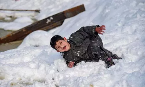 Srinagar बर्फबारी से घाटी में कड़ाके की ठंड से राहत मिली Srinagar बर्फबारी से घाटी में कड़ाके की ठंड से राहत मिली