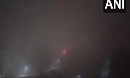 Delhi में आज सुबह घना कोहरा छाया रहा, शहर में शीतलहर का प्रकोप जारी रहा
