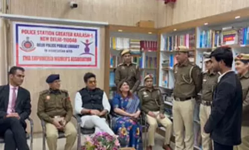 दिल्ली: आशुतोष राणा ने पुलिस स्टेशन में चल रही लाइब्रेरी का किया दौरा, बच्चों से की मुलाकात
