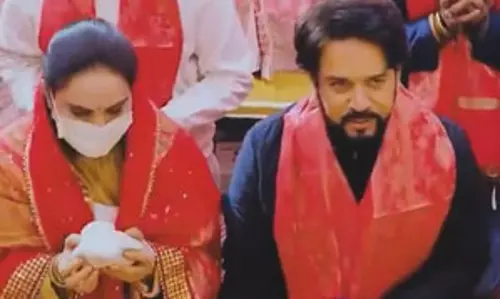 भाजपा सांसद अनुराग ठाकुर ने पत्नी संग प्रेमानंद महाराज का लिया आशीर्वाद