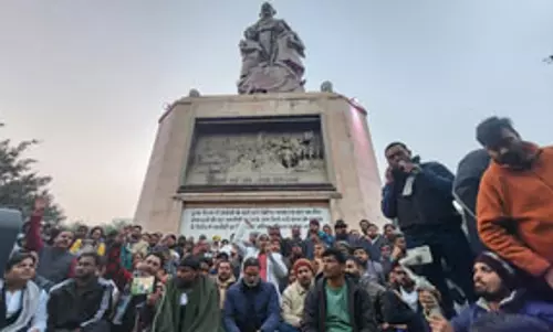 बीपीएससी 70 वीं पीटी परीक्षा रद्द करने की मांग को लेकर आमरण अनशन पर बैठे प्रशांत किशोर
