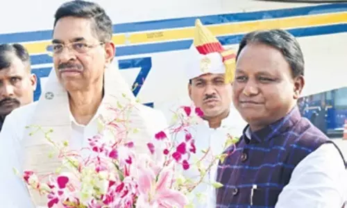 Odisha: नए राज्यपाल हरि बाबू कंभमपति पहुंचे Odisha: नए राज्यपाल हरि बाबू कंभमपति पहुंचे