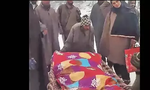 बर्फ हटाने में देरी के कारण बांदीपोरा के लिए चारपाई और खुदाई मशीन परिवहन का साधन बन गए