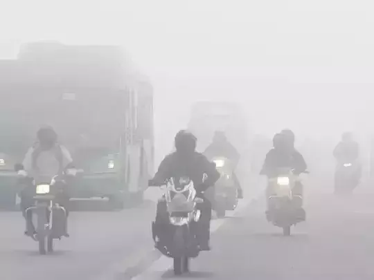 New Delhi: दिल्ली एनसीआर में सुबह घने कोहरे ने वाहन चालकों को परेशान किया
