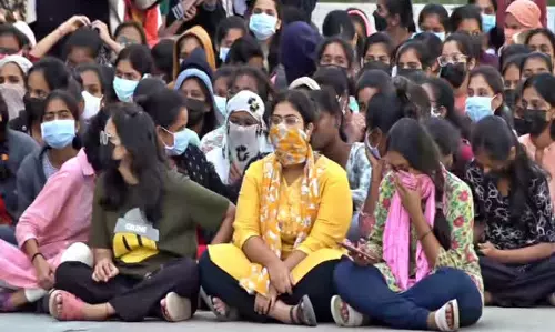 Telangana: लड़कियों के छात्रावास में संदिग्ध वीडियो रिकॉर्डिंग को लेकर विरोध प्रदर्शन Telangana: लड़कियों के छात्रावास में संदिग्ध वीडियो रिकॉर्डिंग को लेकर विरोध प्रदर्शन