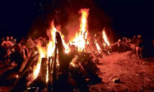 Odisha: संबलपुर के एक ग्रामीण ने अपने पिता का अंतिम संस्कार किया Odisha: संबलपुर के एक ग्रामीण ने अपने पिता का अंतिम संस्कार किया