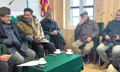 पीडीपी ने श्रीनगर में बैठक की पीडीपी ने श्रीनगर में बैठक की