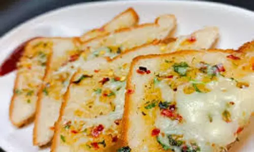 Recipe: घर पर फटाफट बनाएं तवा चीज गार्लिक ब्रेड Recipe: घर पर फटाफट बनाएं तवा चीज गार्लिक ब्रेड