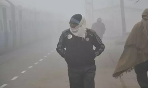 दिल्ली एनसीआर में छाया घना कोहरा, घंटों लेट चल रहीं एक्सप्रेस-ईएमयू ट्रेनें