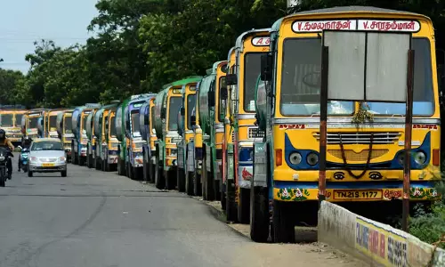Tamil Nadu: तिरुपुर लॉरी मालिकों ने कस्टम ड्यूटी चोरी का आरोप लगाया Tamil Nadu: तिरुपुर लॉरी मालिकों ने कस्टम ड्यूटी चोरी का आरोप लगाया