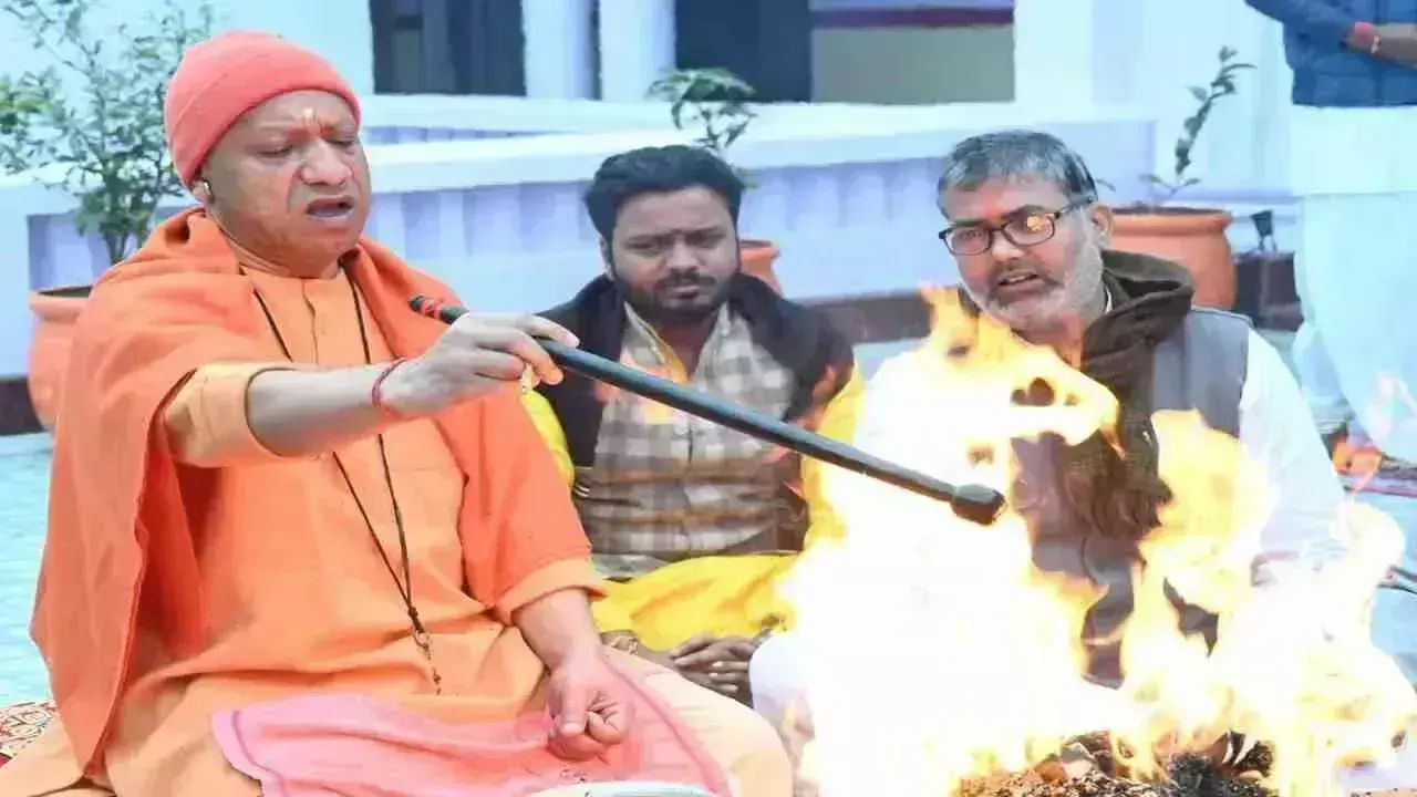 Gorakhpur: सीएम योगी ने गोरखनाथ मंदिर में रुद्राभिषेक कर राष्ट्र कल्याण की कामना की