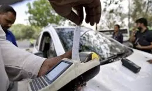 Agra: 15 दिन में 3500 से अधिक वाहन चालकों का चालान किया गया