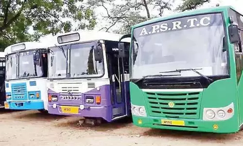 CM चंद्रबाबू नायडू संक्रांति से मुफ्त बस यात्रा शुरू करने के इच्छुक, RTC अधिकारियों ने समय मांगा CM चंद्रबाबू नायडू संक्रांति से मुफ्त बस यात्रा शुरू करने के इच्छुक, RTC अधिकारियों ने समय मांगा
