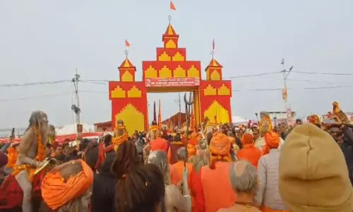 महादेव के जयकारों और आध्यात्मिक उत्साह के साथ अखाड़े महाकुंभ मेले के लिए Prayagraj पहुंचे महादेव के जयकारों और आध्यात्मिक उत्साह के साथ अखाड़े महाकुंभ मेले के लिए Prayagraj पहुंचे