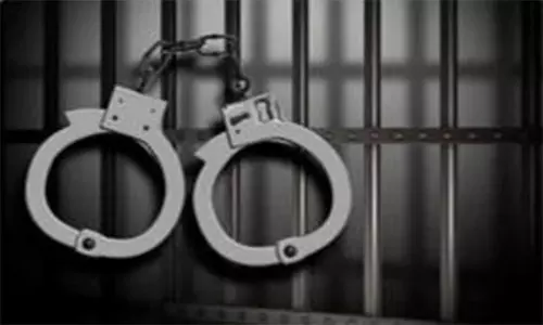 Bhubaneswar: पुलिस ने नकली सीमेंट गोदाम का भंडाफोड़ किया, दो गिरफ्तार Bhubaneswar: पुलिस ने नकली सीमेंट गोदाम का भंडाफोड़ किया, दो गिरफ्तार