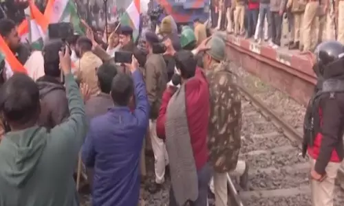 पूर्णिया के सांसद पप्पू यादव के समर्थकों ने BPSC के खिलाफ विरोध प्रदर्शन के लिए रेल रोको का आयोजन किया