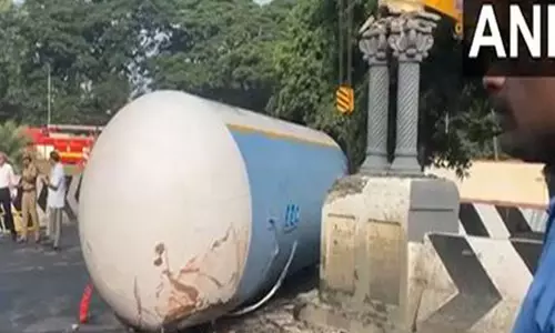 Tamil Nadu के कोयंबटूर में एलपीजी टैंकर पलटा Tamil Nadu के कोयंबटूर में एलपीजी टैंकर पलटा