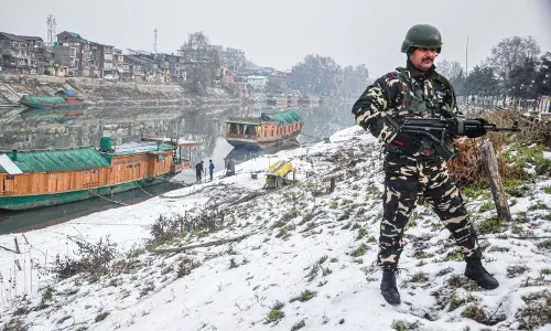 Jammu: ताजा बर्फबारी से ठंड से राहत मिली Jammu: ताजा बर्फबारी से ठंड से राहत मिली