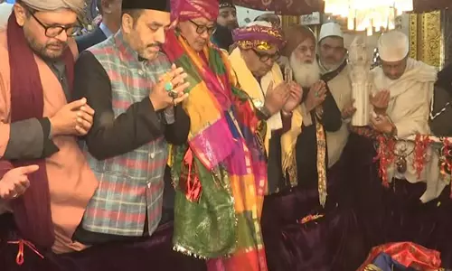 केंद्रीय मंत्री किरेन रिजिजू ने Ajmer Sharif की यात्रा से पहले निजामुद्दीन दरगाह पर चादर चढ़ाई