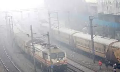 Delhi -NCR में घने कोहरे के कारण लेट हुई ट्रेने, यात्री परेशान