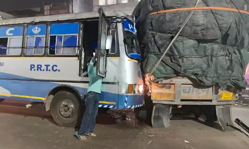 Punjab: भटिंडा में घने कोहरे के बीच बस और ट्रक की टक्कर Punjab: भटिंडा में घने कोहरे के बीच बस और ट्रक की टक्कर
