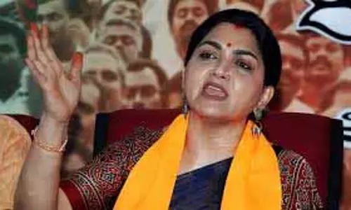 खुशबू ने अन्ना यूनिवर्सिटी की घटना पर डीएमके की चुप्पी पर सवाल उठाए खुशबू ने अन्ना यूनिवर्सिटी की घटना पर डीएमके की चुप्पी पर सवाल उठाए