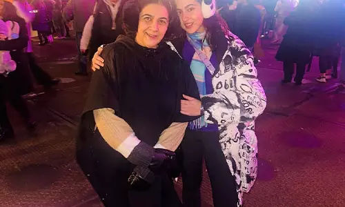Sara Ali Khan ने मम्मी जान अमृता सिंह के साथ 2025 के अपने पहले डिनर की तस्वीर शेयर की