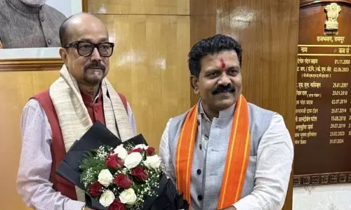 गृहमंत्री विजय शर्मा ने की राज्यपाल रमेन डेका से मुलाकात गृहमंत्री विजय शर्मा ने की राज्यपाल रमेन डेका से मुलाकात